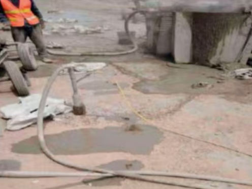 龙门镇水泥混凝土路面板底注浆技术 路面脱空注浆整治方案