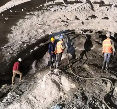 龙门镇隧道拱顶带模注浆料，微膨胀注浆料的特点及施工工艺